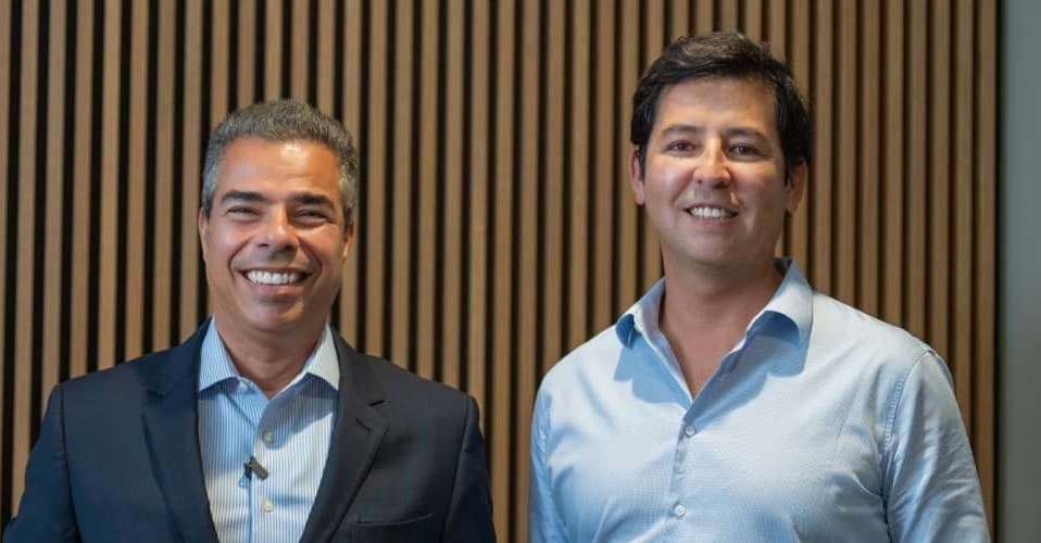 Marcio Britto, head investor do Banco Itaú International, e Roberto Lee, CEO da Avenue, durante gravação da série Visão Global. Foto: Itaú.