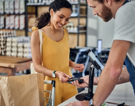 mulher pagando com cartão em parceiro itau