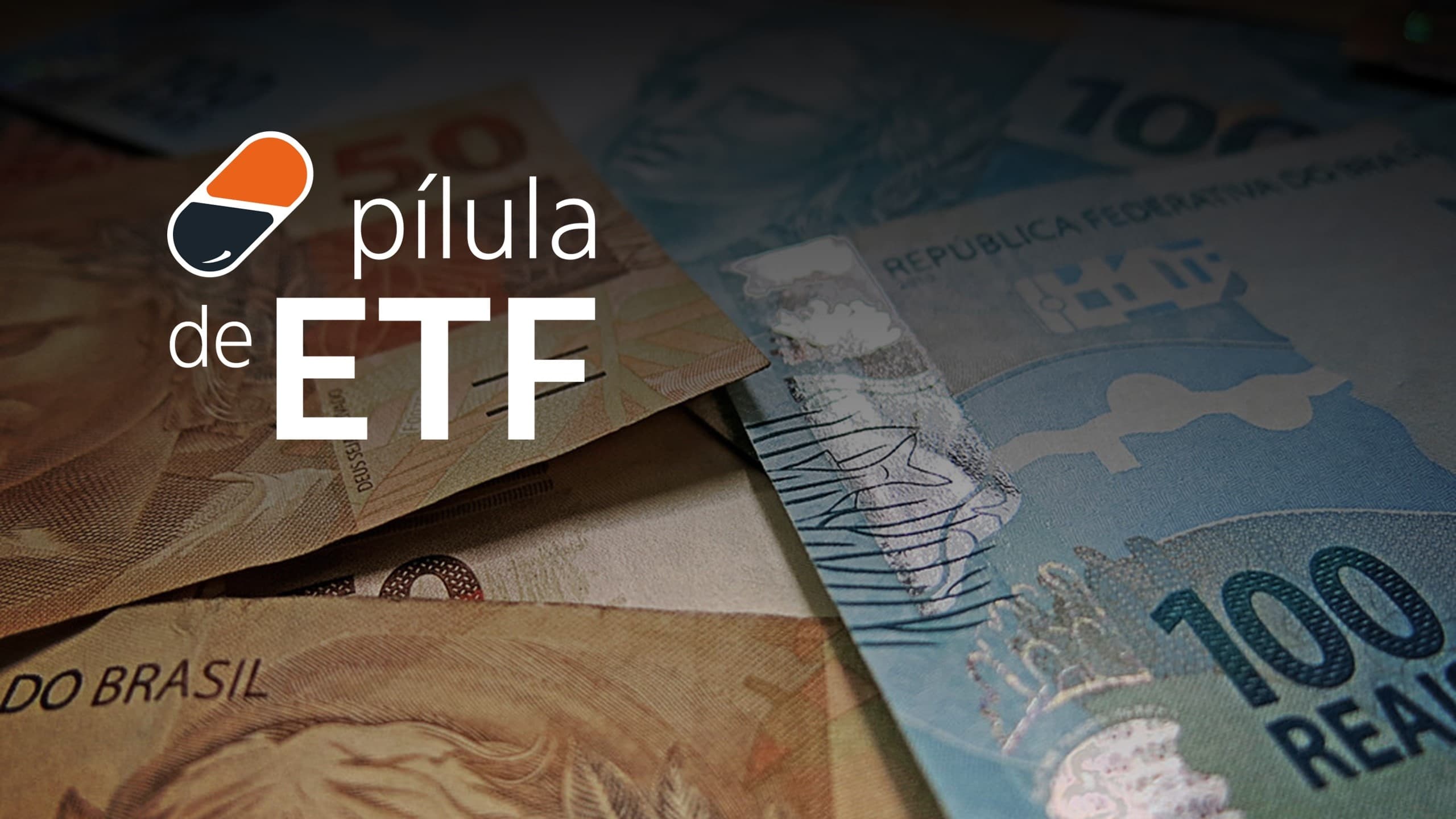 Logotipo da série “Pílula de ETF” sobre uma fotografia de cédulas de real brasileiro. Em primeiro plano aparecem notas de R$ 50 e R$ 100 parcialmente sobrepostas, ocupando quase toda a imagem e remetendo ao universo financeiro e de investimentos. No canto esquerdo, há um ícone em forma de cápsula nas cores laranja, azul-escuro e branco, acompanhado do texto “pílula de ETF” em letras brancas, com “ETF” em destaque em tamanho maior. O fundo é escurecido por uma camada translúcida que aumenta o contraste do logotipo e do título. A composição comunica um conteúdo educativo ou informativo relacionado a ETFs (fundos de índice) e investimentos, utilizando a representação visual do dinheiro para contextualizar o tema financeiro.