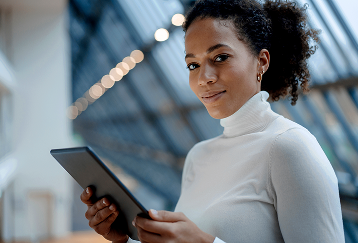 Cliente estudando educação financiera pelo tablet