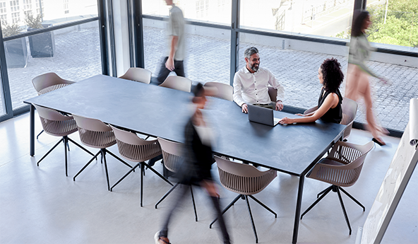 pessoas sentadas numa mesa de reunião