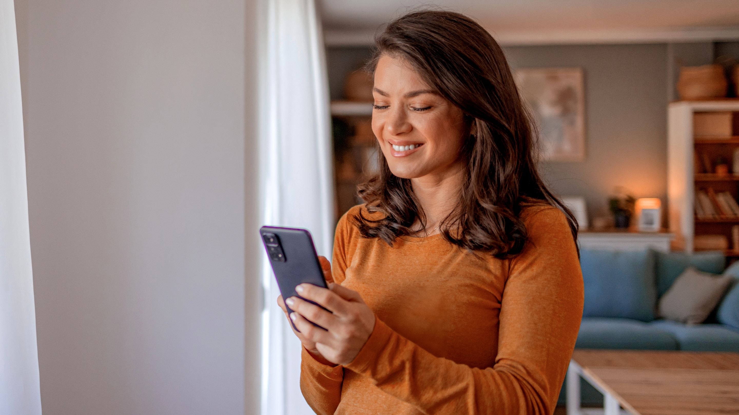 Celular com a imagem de uma cliente Itaú.