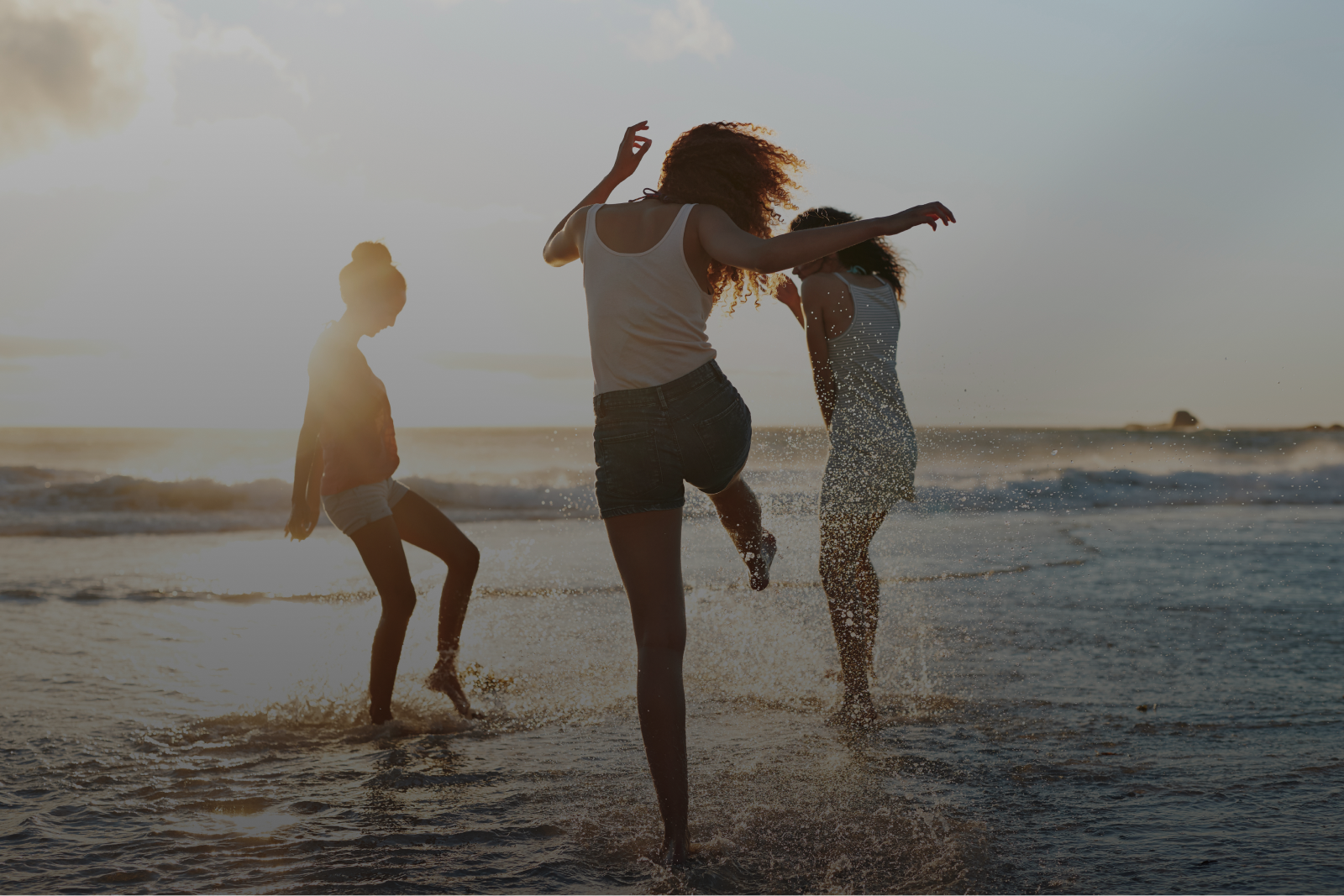 Família se divertindo na praia nas férias