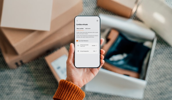 Cliente acessando seu Cartão Virtual Itaú pelo celular